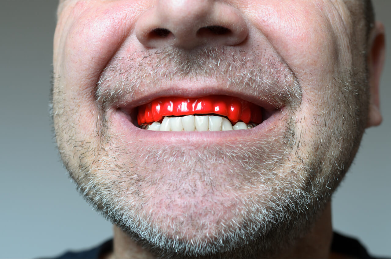 Рот мужской с одним зубом